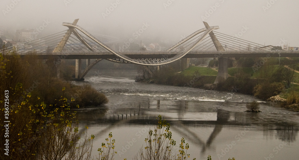 puente sobre el río miño en ourense galicia, españa puente sobre el río miño en ourense galicia, españa