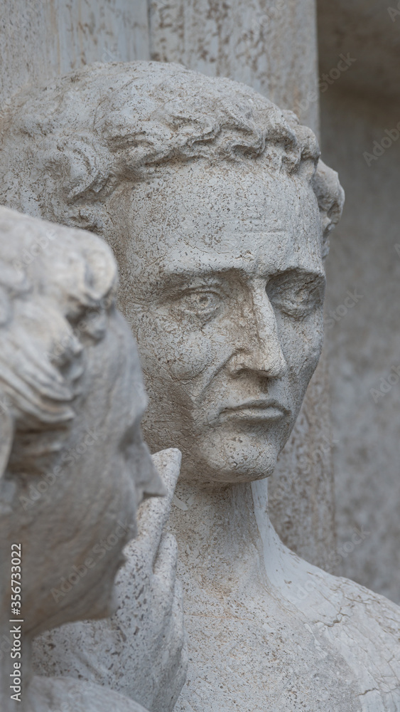 Obraz premium Ancient aged sculpture of Venetian people at Doge Palace facade in Venice, Italy