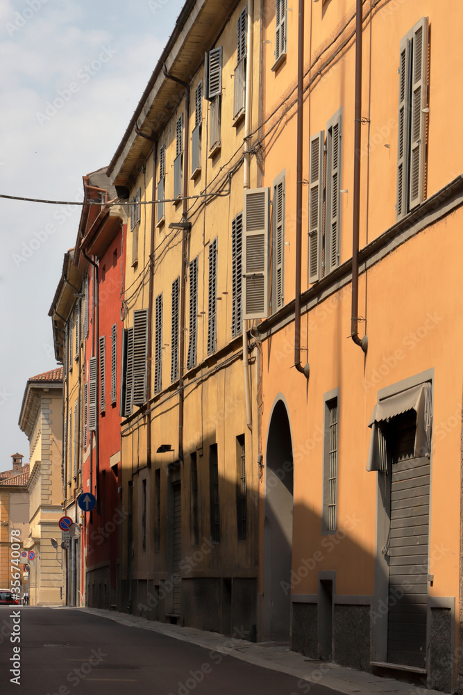  piacenza e case colorate in italia, colorful buildings in piacenza city in italy