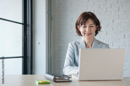 パソコンで仕事をする40代女性