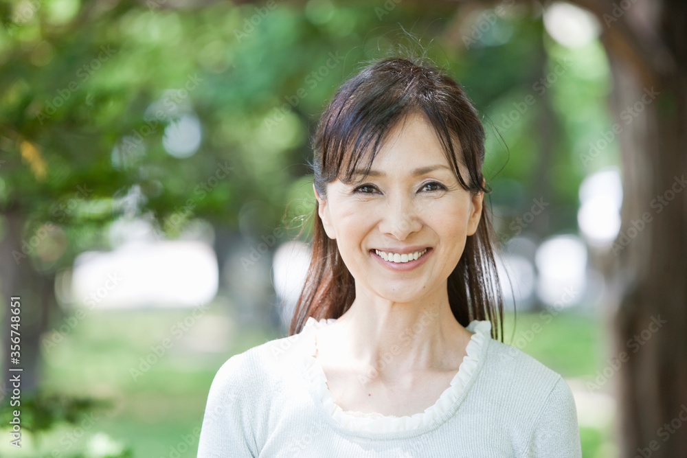 笑顔の50代の女性 笑顔の50代の女性