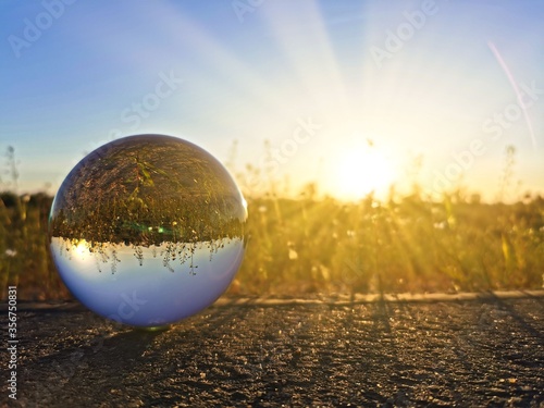 Glaskugel mit Sonnenuntergang - Glass Sphere with Sunset wallpaper