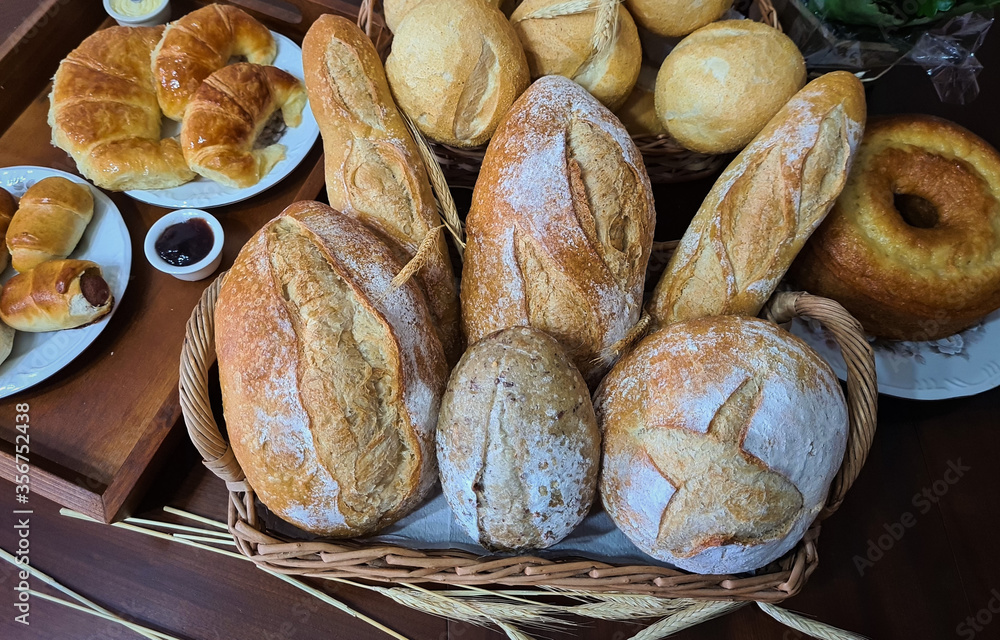 Delicious artisan breads of natural fermentation, crunchy on the outside and soft on the inside, ideal for a beautiful breakfast, snacks and family moments.