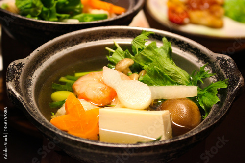 日本の食べ物、お鍋です。
ポン酢でいただきます。

