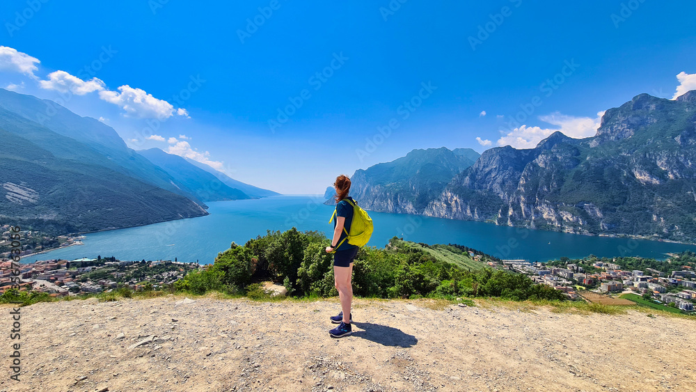 Lago di Garda con persona dal monte Brione panoramica - obrazy, fototapety, plakaty 