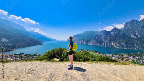 Lago di Garda con persona dal monte Brione panoramica