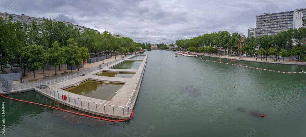 Φωτογραφία Paris, France - 06 07 2020: View of Bassin de la Villette and the outdoor swimmi