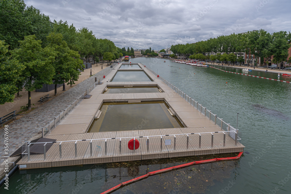 Φωτογραφία Paris, France - 06 07 2020: View of Bassin de la Villette and the outdoor swimmi