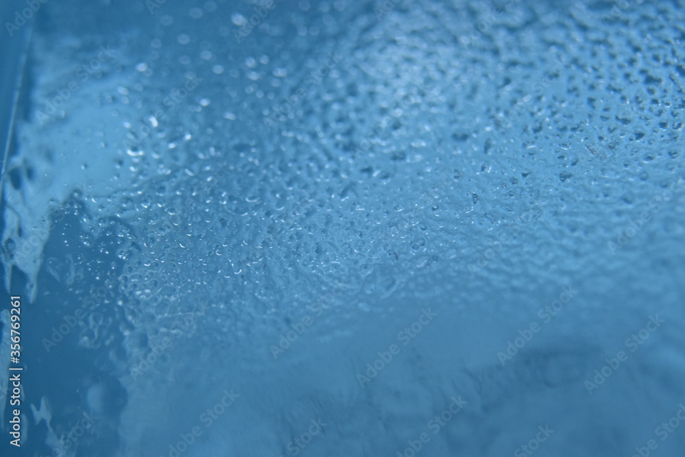 Obraz premium water drops on blue background