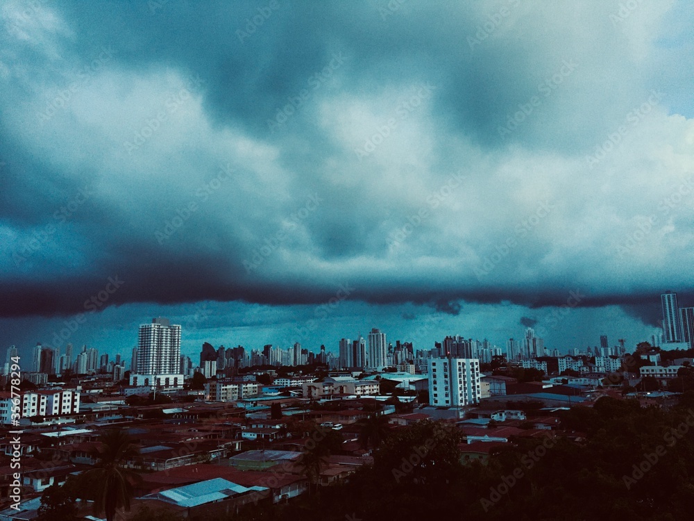 Fototapeta premium vista nublado desde mi peque apto