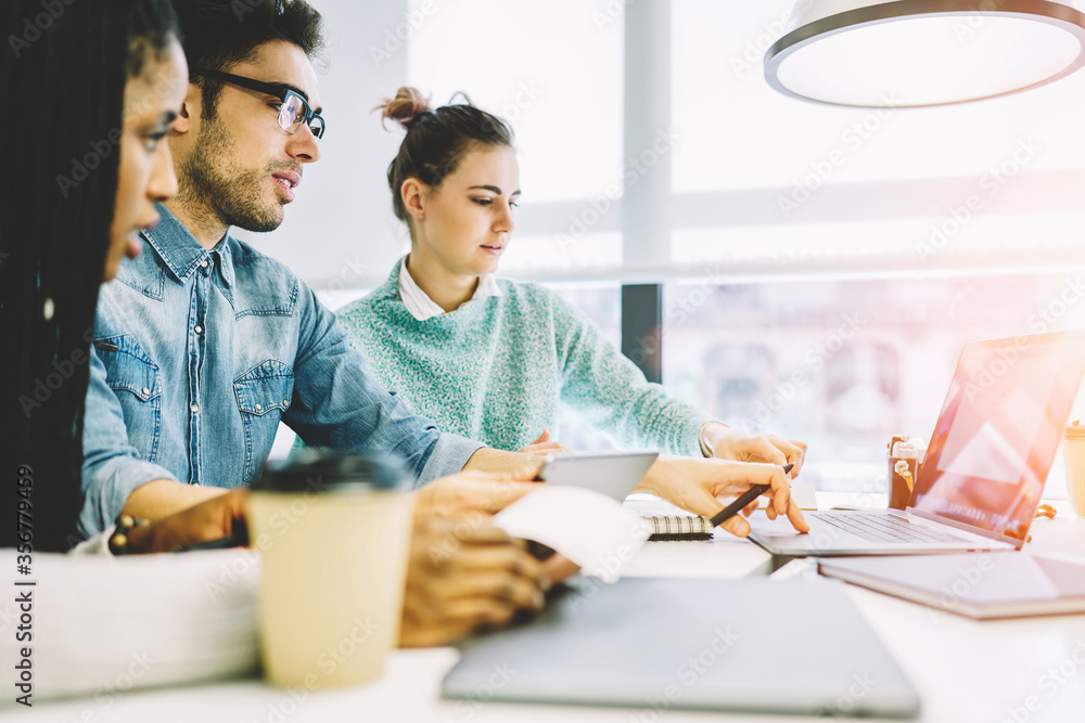 Obraz premium Internationals students making presentation for homework task