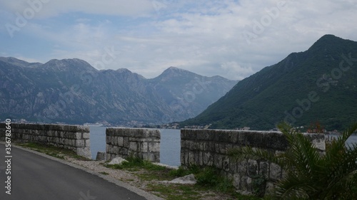 the road to the mountains