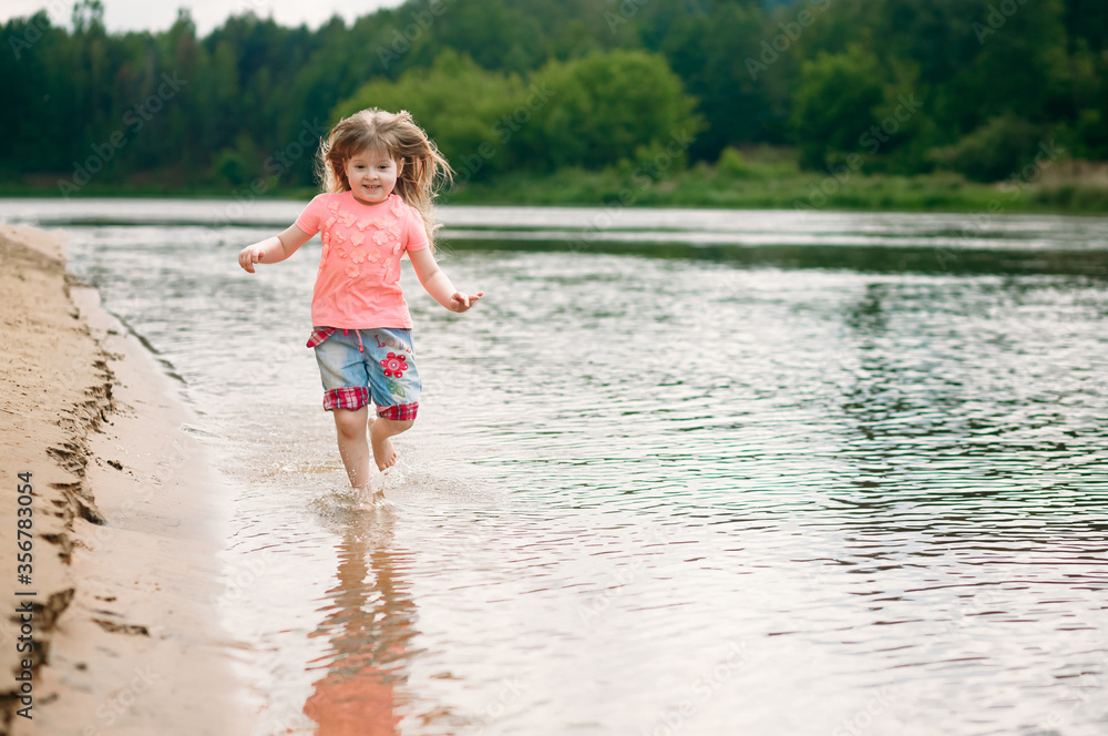 Happy little girl running inside water on the beach at sunset - Kid having fun in holiday vacation - Youth, lifestyle and happiness concept - Focus on silhouette Happy little girl running inside water on the beach at sunset - Kid having fun in holiday vacation - Youth, lifestyle and happiness concept - Focus on silhouette