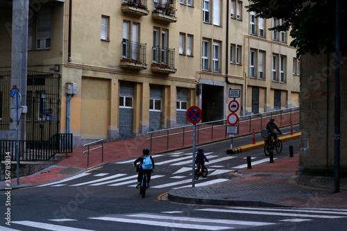 Biking in an urban environment © Laiotz