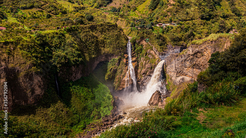 Cascada Agoyan  Ba  os Ecuador