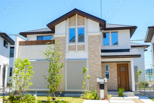 青空とモデルハウス　住宅イメージ　新興住宅地