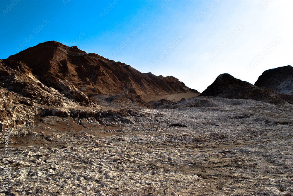 Hermoso viaje al desierto, vistas increibles llenas de arena sal, sol y cielo azul.