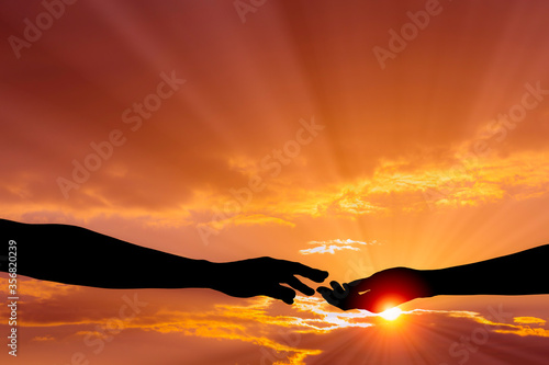二人の手と手に太陽