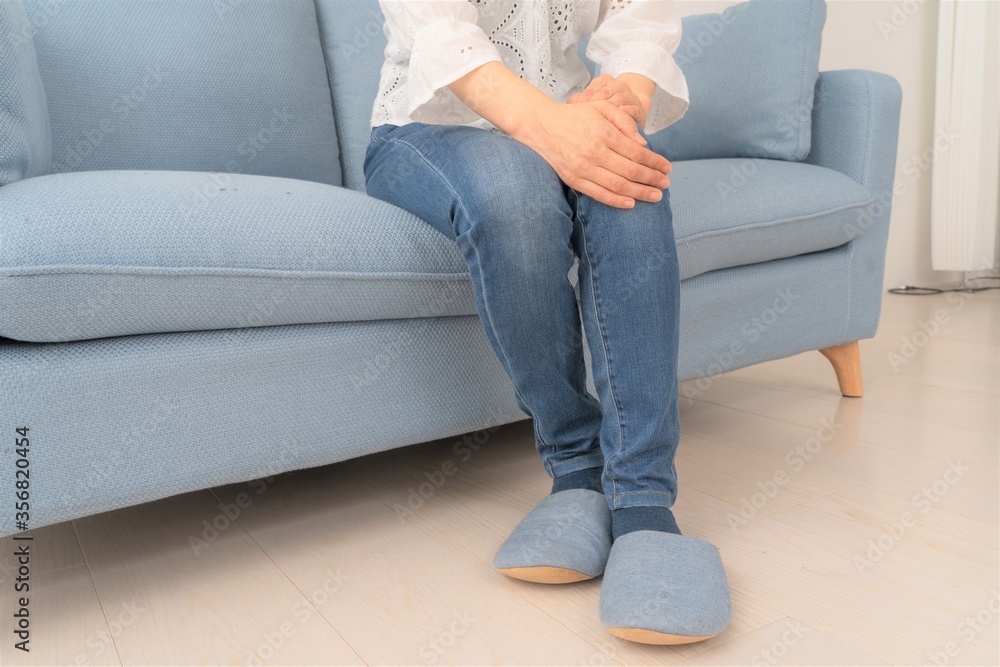 膝の痛みに耐える女性 膝の痛みに耐える女性