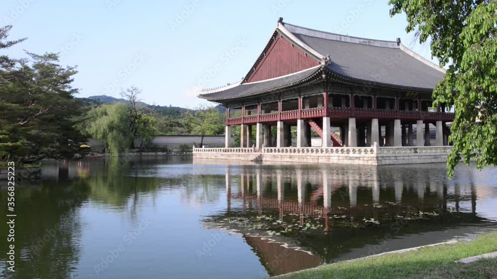 The site of Gyeongbokgung Palace was at the heart of Seoul.
It is a representative Korean tourist spot that many tourists visit.
It is treasure of the country. The site of Gyeongbokgung Palace was at the heart of Seoul.
It is a representative Korean tourist spot that many tourists visit.
It is treasure of the country.