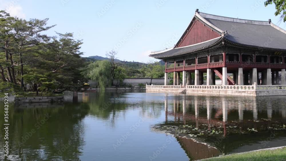 The site of Gyeongbokgung Palace was at the heart of Seoul.
It is a representative Korean tourist spot that many tourists visit.
It is treasure of the country. The site of Gyeongbokgung Palace was at the heart of Seoul.
It is a representative Korean tourist spot that many tourists visit.
It is treasure of the country.