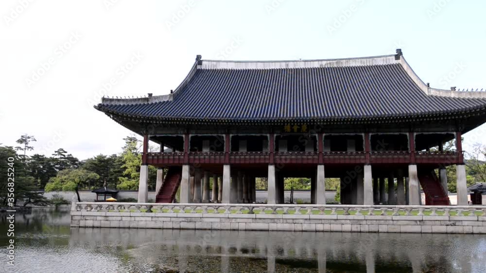 The site of Gyeongbokgung Palace was at the heart of Seoul.
It is a representative Korean tourist spot that many tourists visit.
It is treasure of the country. The site of Gyeongbokgung Palace was at the heart of Seoul.
It is a representative Korean tourist spot that many tourists visit.
It is treasure of the country.