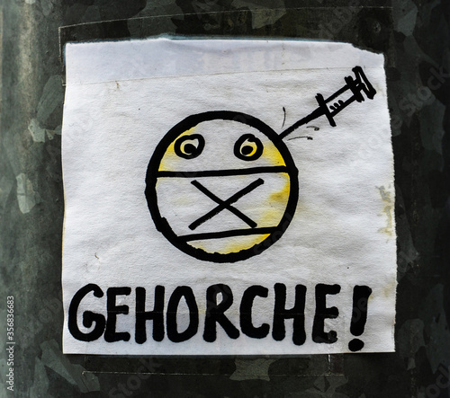 Gehorche Smiley Impfgegner Protest photo