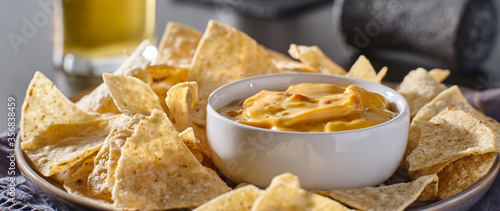 Valokuva mexican hot queso cheese dip with corn tortilla chips on plate
