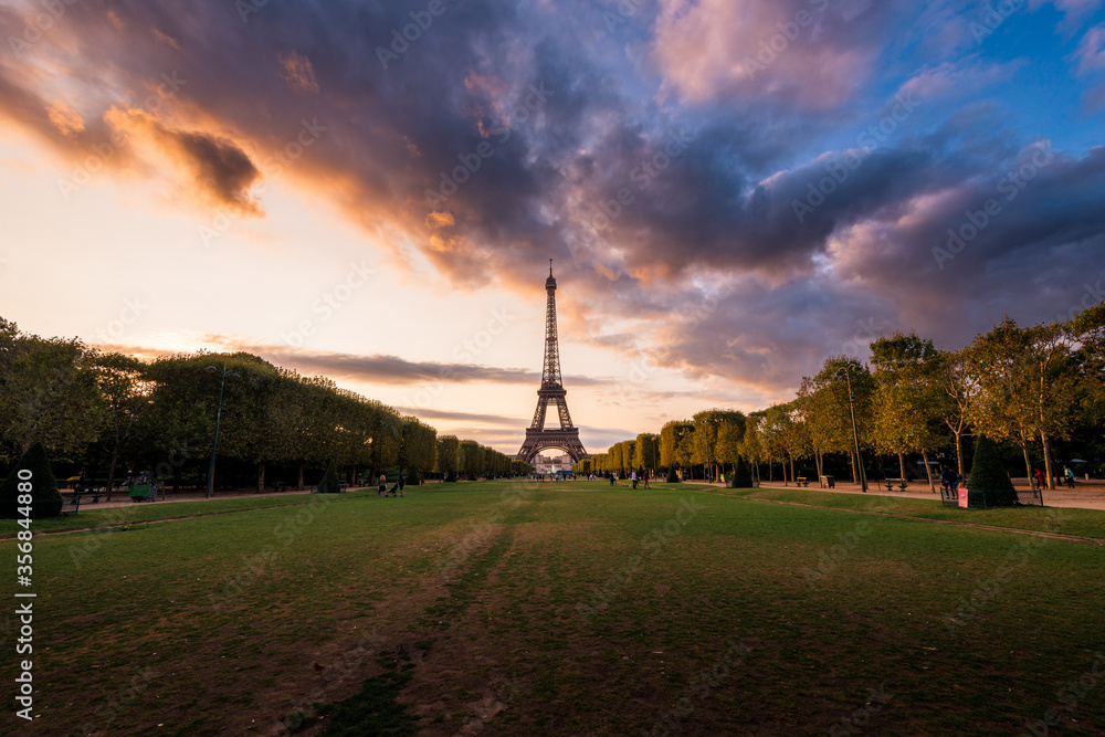 Obraz premium Symmetrical panoramic view of the Eiffel Tower during a beautiful sunset