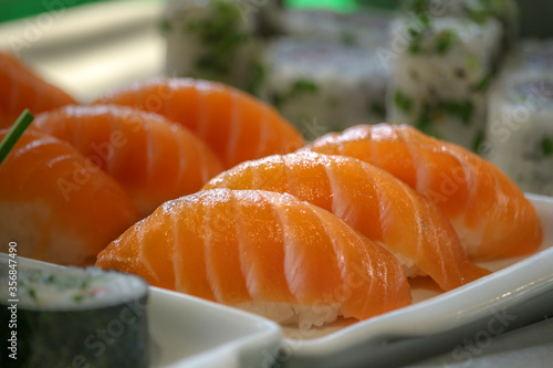 Combinado de sushi salmão com arroz niguiri buffet