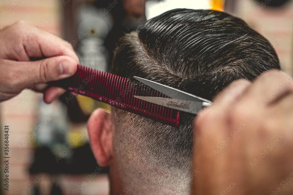 wood Exquisite Orchard Barbeiro cortando cabelo do seu cliente da sua barbearia no estilo vintage,  usando tesoura e navalha e máquina de cortar barbeador elétrico e pente  Stock Photo | Adobe Stock