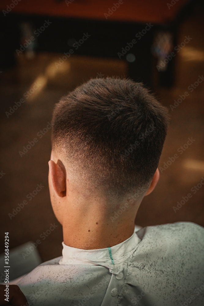 Barbeiro cortando cabelo do seu cliente da sua barbearia no estilo vintage Barbeiro cortando cabelo do seu cliente da sua barbearia no estilo vintage
