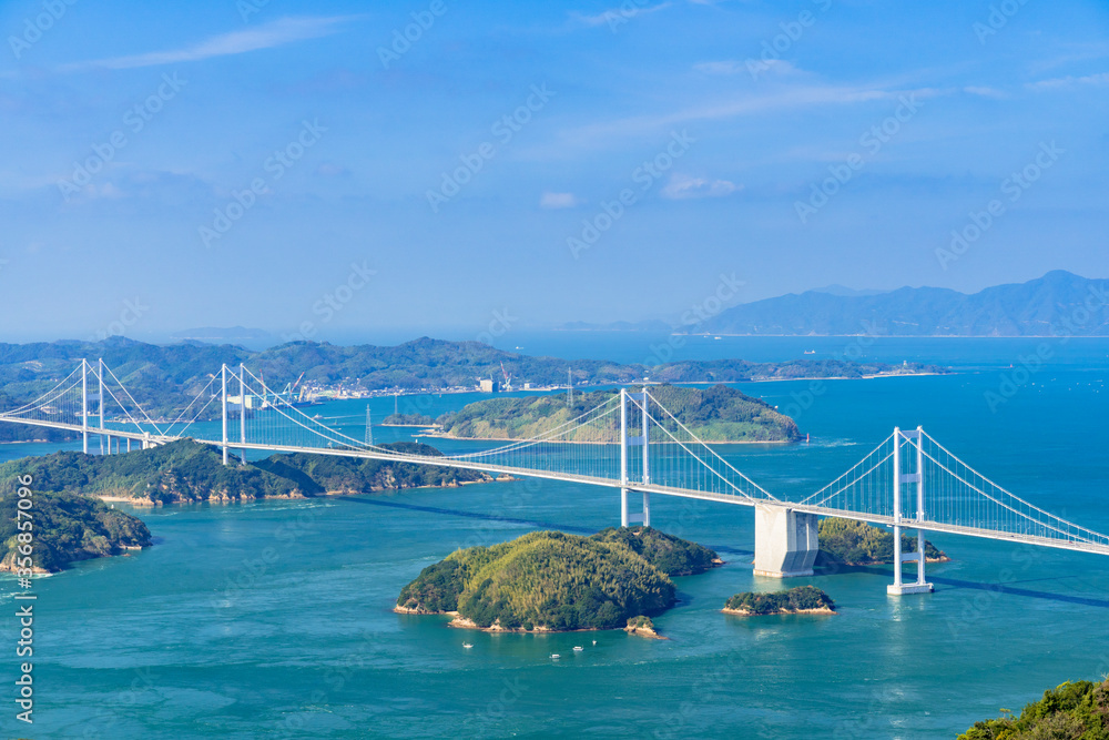 Fototapeta premium 亀老山展望台より来島海峡大橋と瀬戸内海の島々