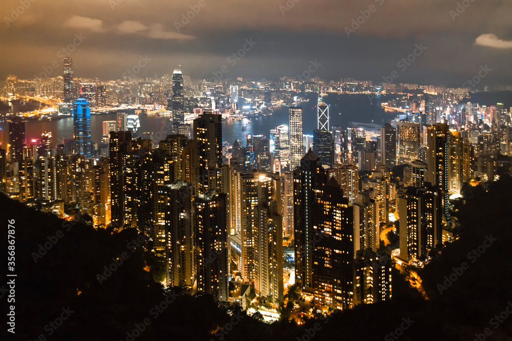Obraz premium Aerial night view of Victoria Bay at the top of Tianping Mountain at sunset in Hong Kong, China
