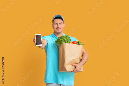 Delivery man with food in b...