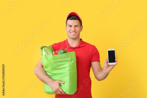Delivery man with food in b...
