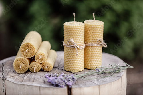 Foto Decorative candles made of beeswax. Group bee candles.