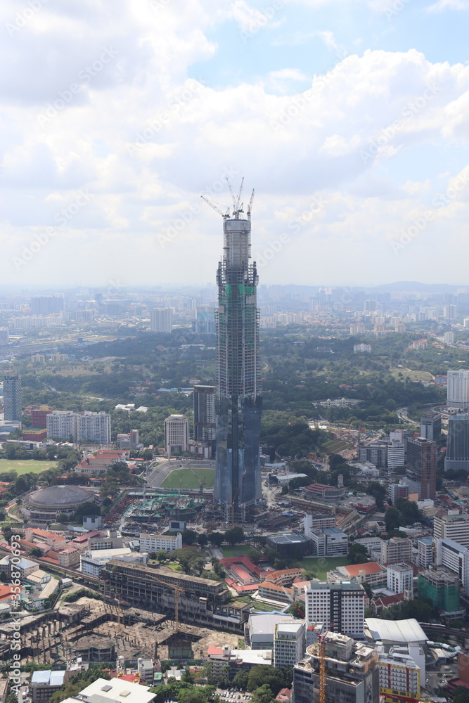 Panorama urbain et tour en construction à Kuala Lumpur, Malaisie