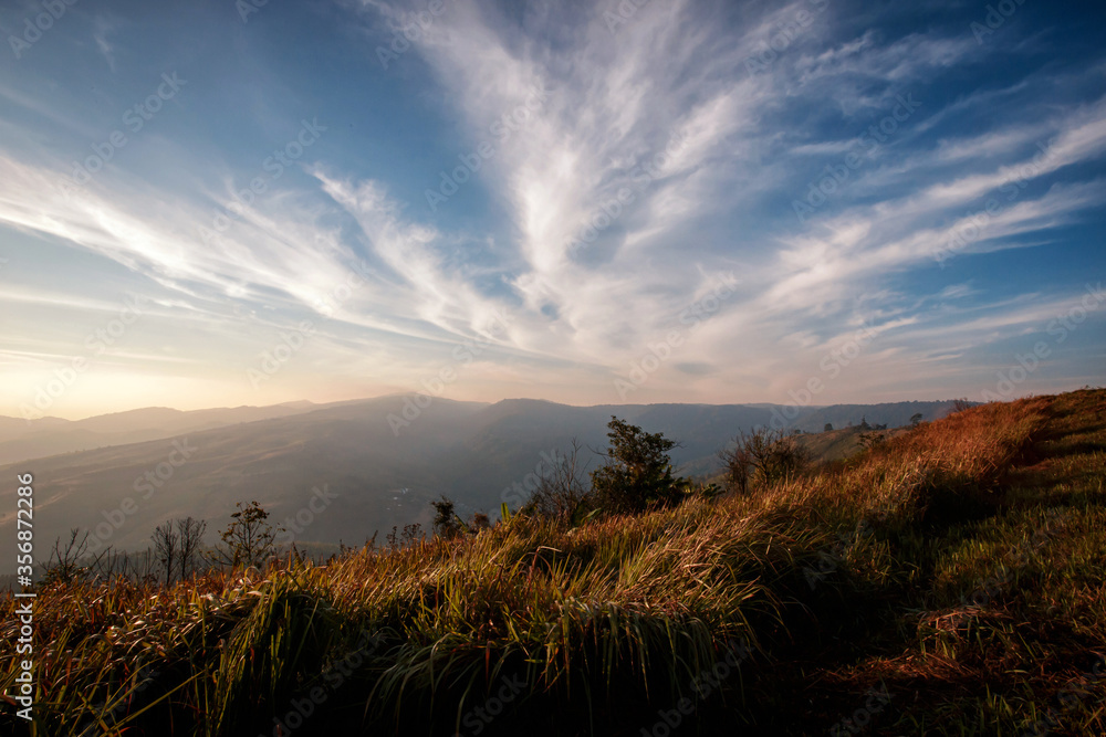 Obraz premium Sunrise landscape view from phu lom lo hill, Phetchabun province, Thailand.