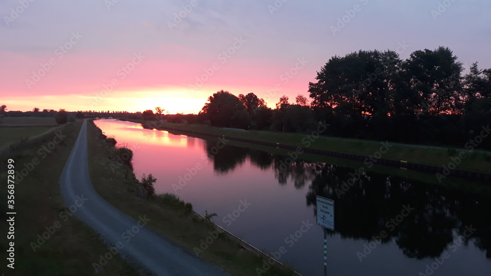 Kanal Mittellandkanal am Morgen