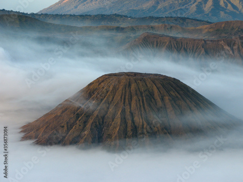 volkano Mount Bromo, Indonesia, in sunrise