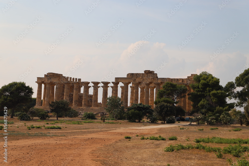 Fototapeta premium paysage en Sicile temple Calatafimi Segesta Italie