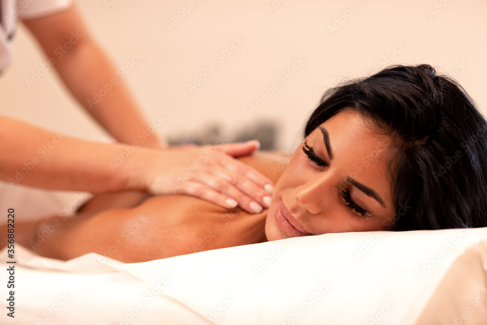 Obraz premium Tanned sexy woman enjoying her massage
