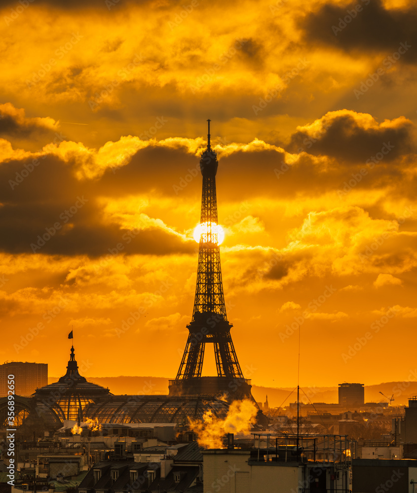 Vue Tour Eiffel avec Soleil au centre