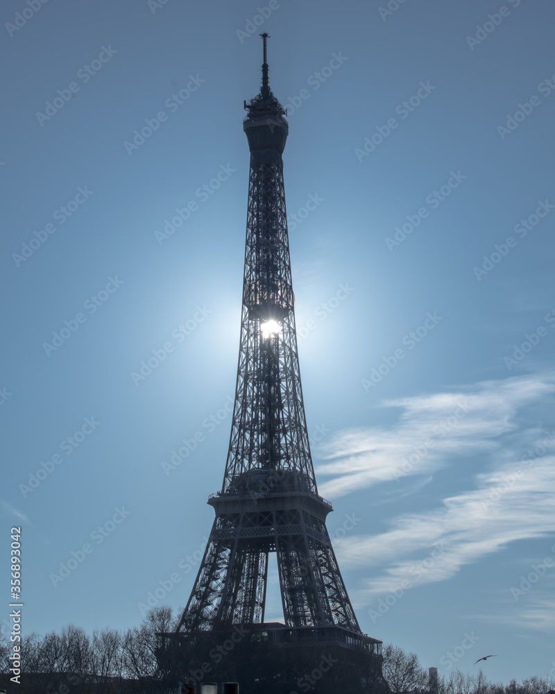 Vue Tour Eiffel  avec Soleil au centre
