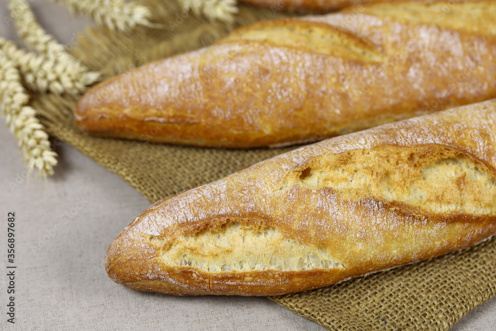 baguettes de pain française sur une table baguettes de pain française sur une table