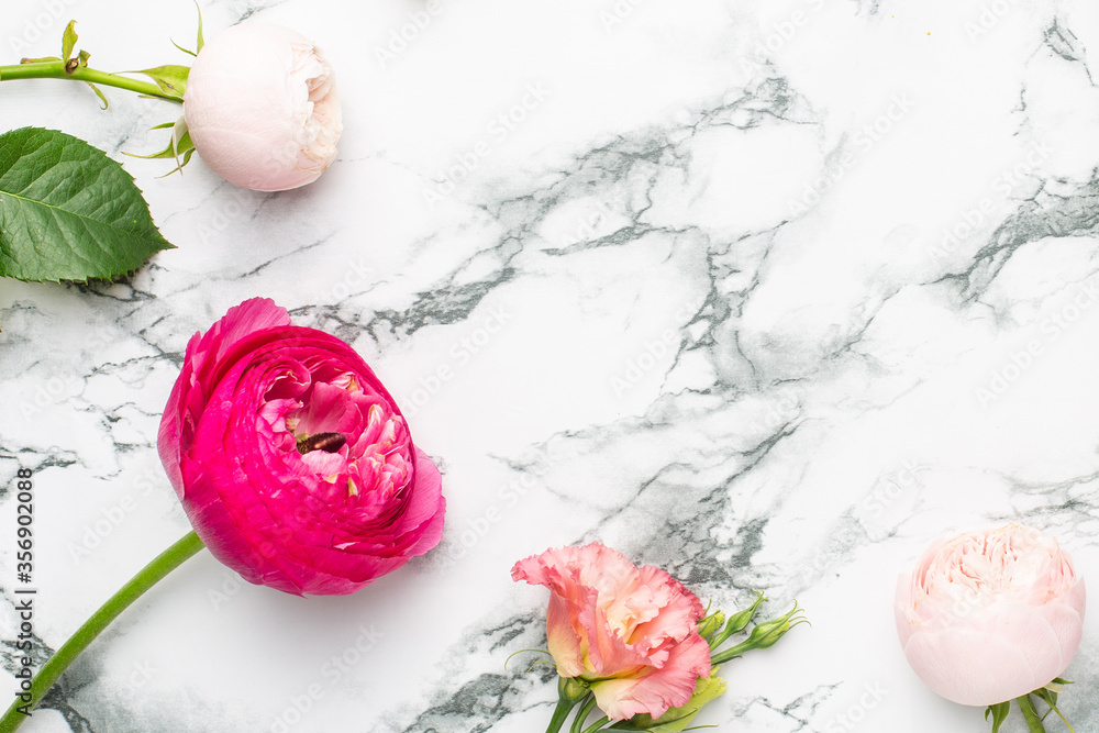 Pink and white flower bouquet on marble background with copyspace - obrazy, fototapety, plakaty 