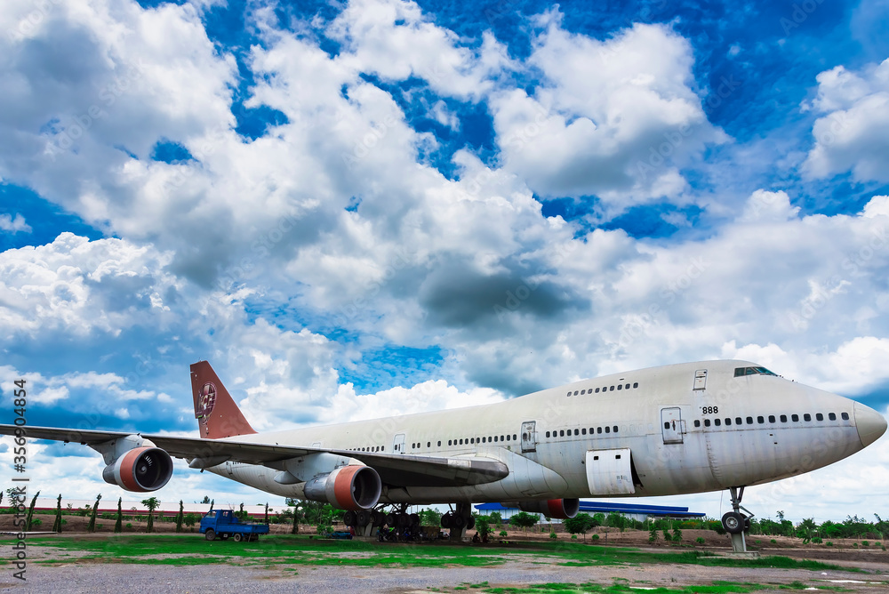 Obraz premium Nakhon Pathom, Thailand - June, 09, 2020 : The old commercial aircraft was discharged with a stormy sky at Nakhon Pathom, Thailand
