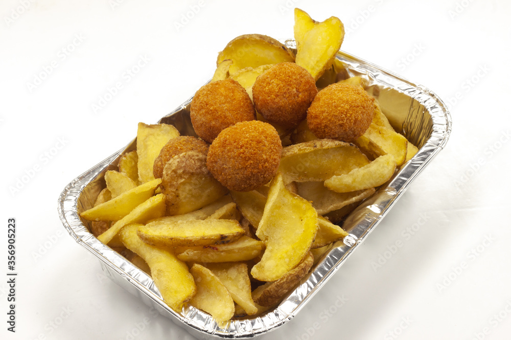 porzione di patatine con polpette di carne cotte al forno porzione di patatine con polpette di carne cotte al forno