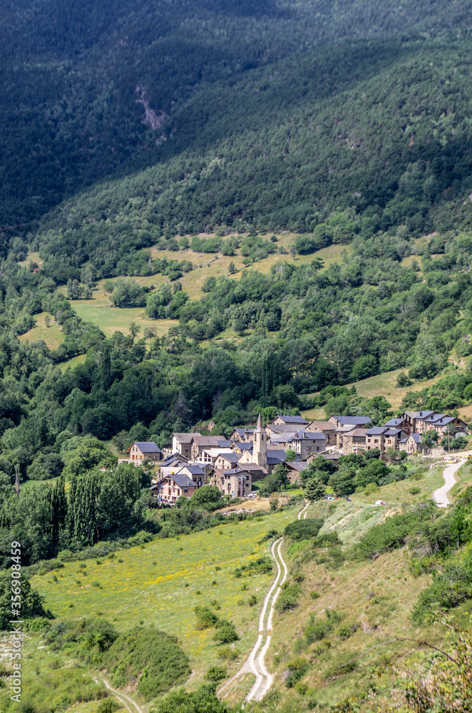 Vue sur un village des Pyrénées